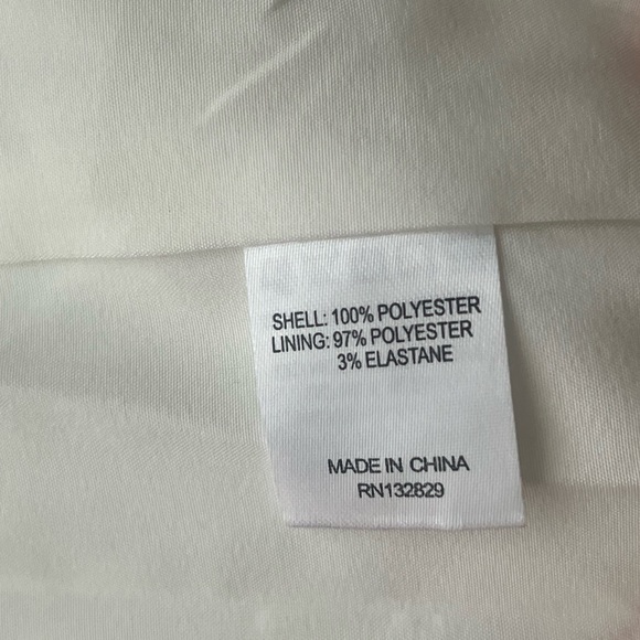 🤍𝐋𝐎𝐕𝐄𝐑𝐒 𝐀𝐍𝐃 𝐅𝐑𝐈𝐄𝐍𝐃𝐒 City white blazer dress - Picture 4 of 7